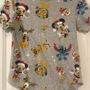 Disney Gray and Red XS Youth Short Sleeve Tee with Festive Characters